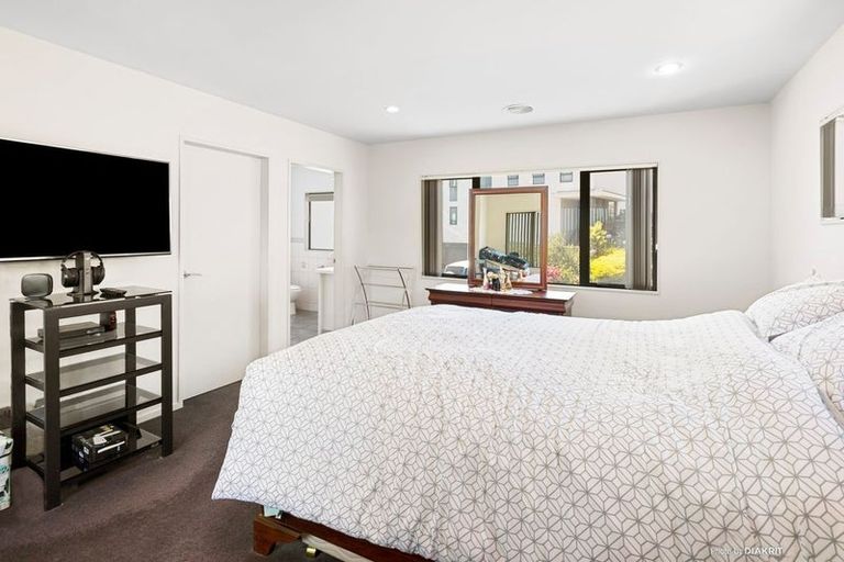 Photo of property in 12 Bunker Way, Strathmore Park, Wellington, 6022