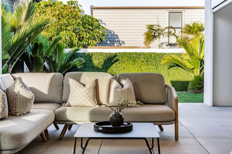 Photo of property in 23 Muritai Road, Milford, Auckland, 0620