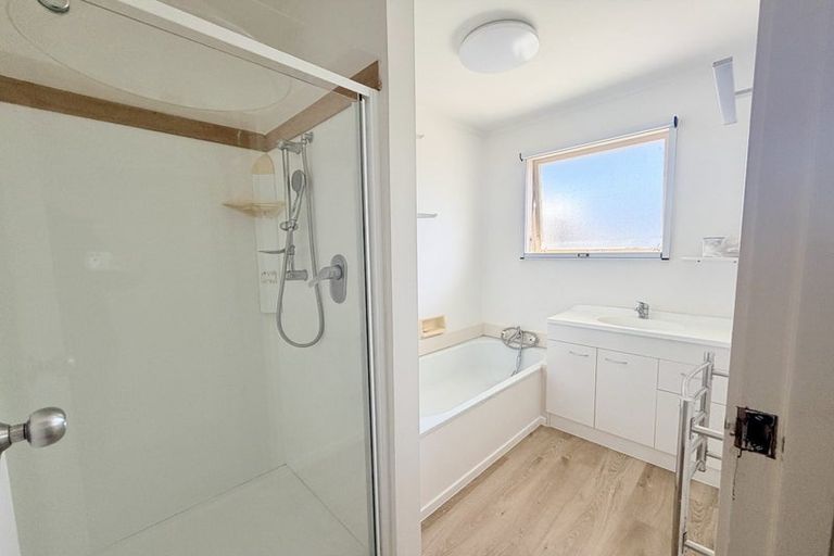 Photo of property in 14 Heather Place, Sunnynook, Auckland, 0620