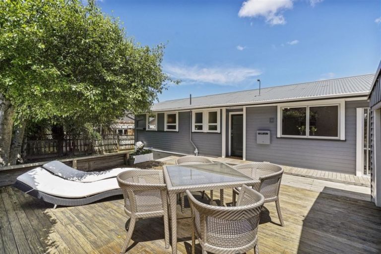 Photo of property in 1/60 Selwyn Crescent, Forrest Hill, Auckland, 0620