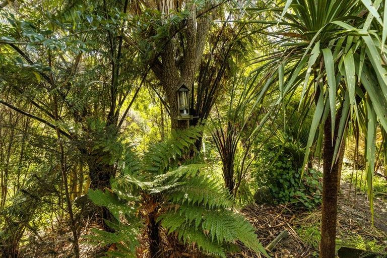 Photo of property in 16 Angle Street, Picton, 7220