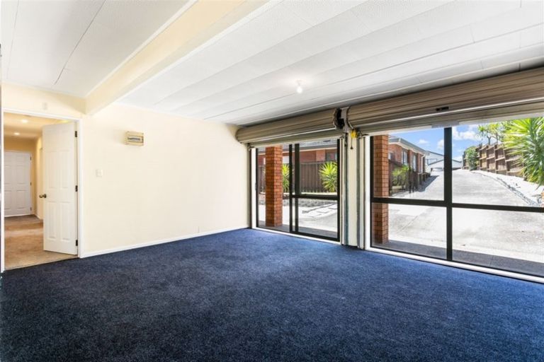 Photo of property in 2/16 Matisse Drive, West Harbour, Auckland, 0618