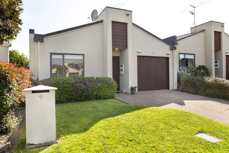 Photo of property in 9 Bunker Rise, Golflands, Auckland, 2013