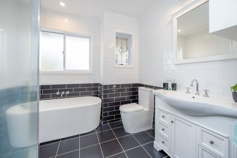 Photo of property in 58 Forest Lake Road, Forest Lake, Hamilton, 3200