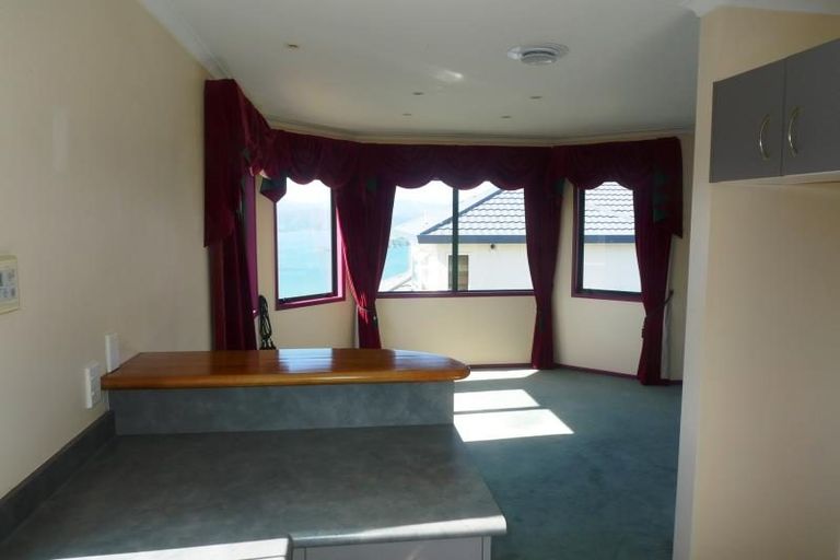 Photo of property in 11 Bennett Grove, Newlands, Wellington, 6037