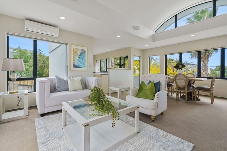 Photo of property in 37a Parr Terrace, Castor Bay, Auckland, 0620