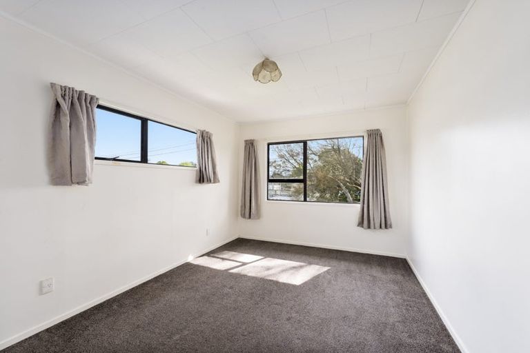 Photo of property in 2/19a Ribblesdale Road, Henderson, Auckland, 0612