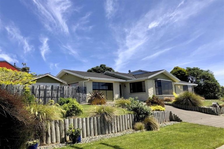 Photo of property in 100 Marine Parade, Bluff, 9814