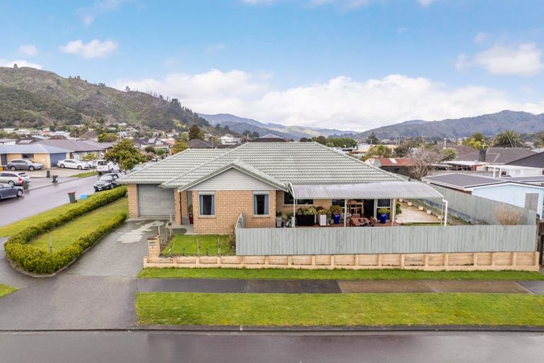 Photo of property in 2 Fraser Colman Grove, Wainuiomata, Lower Hutt, 5014