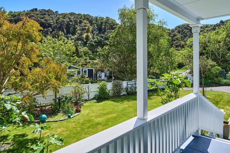 Photo of property in 100 Cheviot Road, Lowry Bay, Lower Hutt, 5013