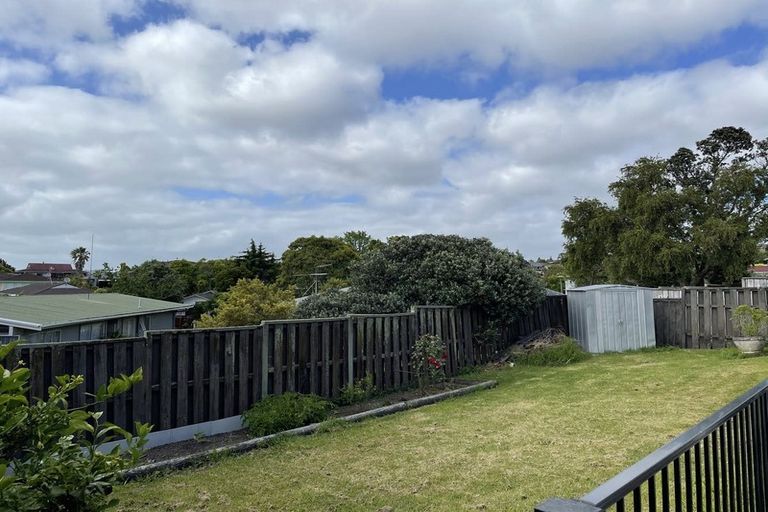 Photo of property in 2/17 Jenelin Road, Glendene, Auckland, 0602