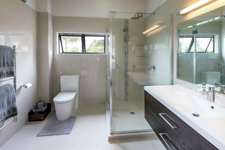 Photo of property in 33 Booralee Avenue, Botany Downs, Auckland, 2010