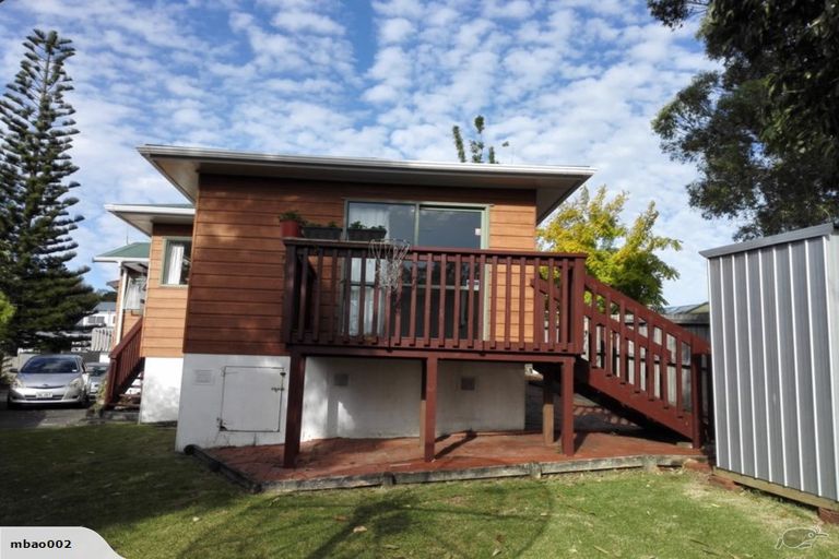 Photo of property in 2/87 Bond Crescent, Forrest Hill, Auckland, 0620