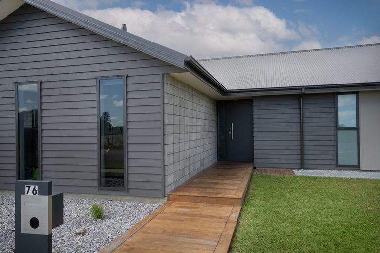 Photo of property in 76 Johnstone Drive, Fitzherbert, Palmerston North, 4410