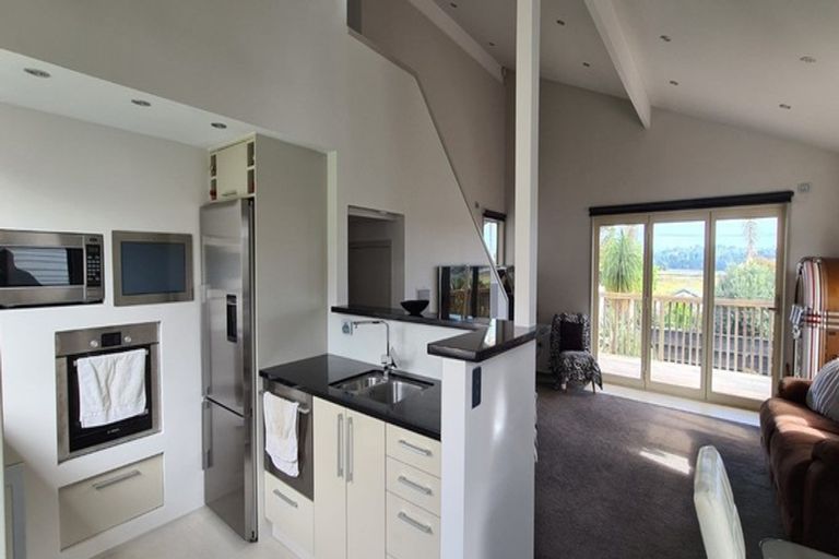 Photo of property in 3 The Terrace, Herald Island, Auckland, 0618