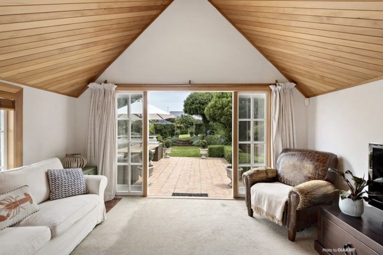 Photo of property in 35 Upper Watt Street, Wadestown, Wellington, 6012