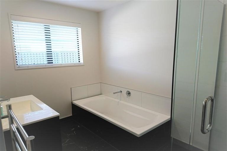 Photo of property in 40 Marbleleaf Lane, Albert Town, Wanaka, 9305