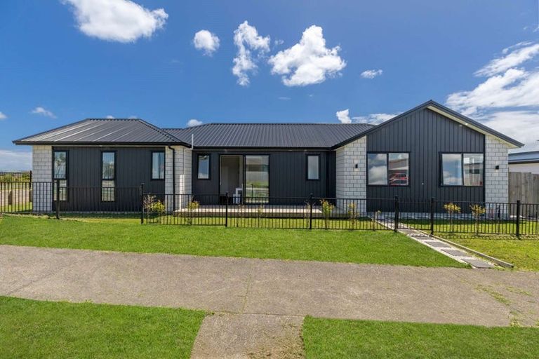 Photo of property in 2 Poutawa Lane, Clarks Beach, 2122