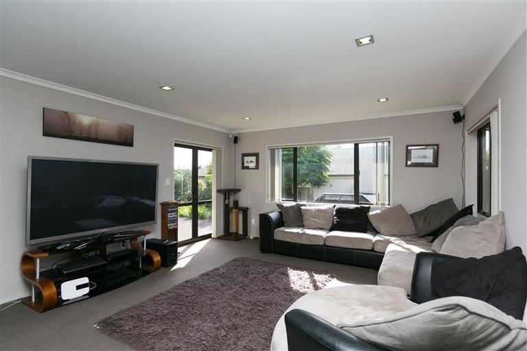 Photo of property in 21 Montrose Place, Highlands Park, New Plymouth, 4312