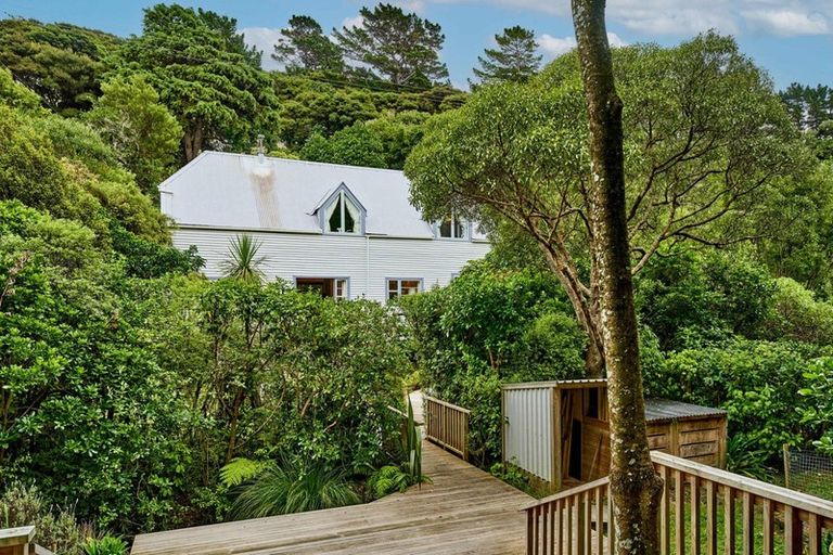 Photo of property in 88 Airlie Road, Plimmerton, Porirua, 5026