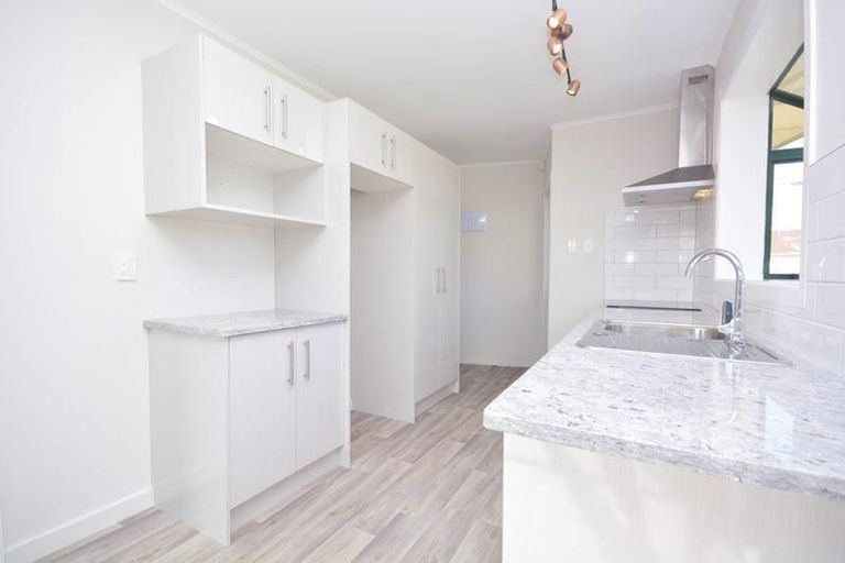 Photo of property in 17 Comet Crescent, Mangere, Auckland, 2022