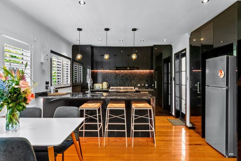 Photo of property in 39 Sherwood Avenue, Te Atatu South, Auckland, 0610