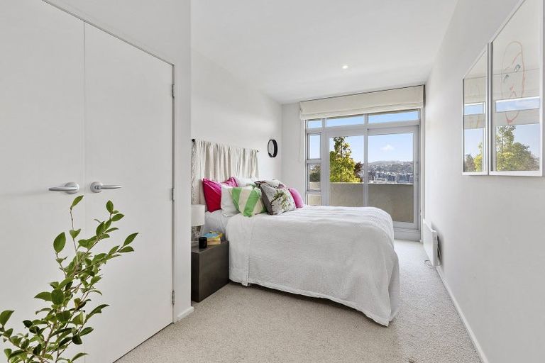 Photo of property in Beauport Apartments, 2/30 The Crescent, Roseneath, Wellington, 6011