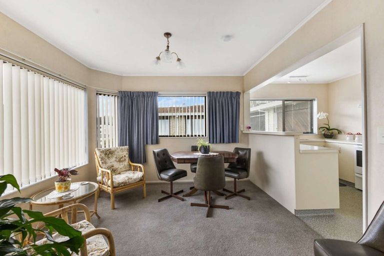 Photo of property in 1/478 Devon Street East, Strandon, New Plymouth, 4312