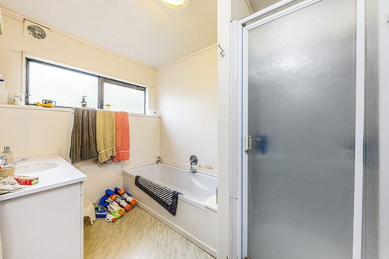 Photo of property in 28 Ronald Macken Place, Windsor Park, Auckland, 0632