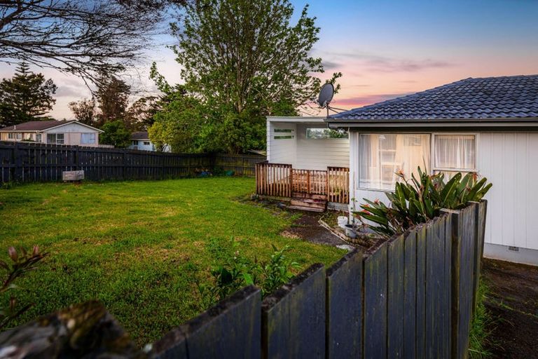 Photo of property in 2 Kilcar Place, Massey, Auckland, 0614