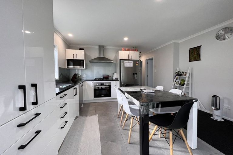 Photo of property in 30 Opouatu Avenue, Glenbrook, 2681