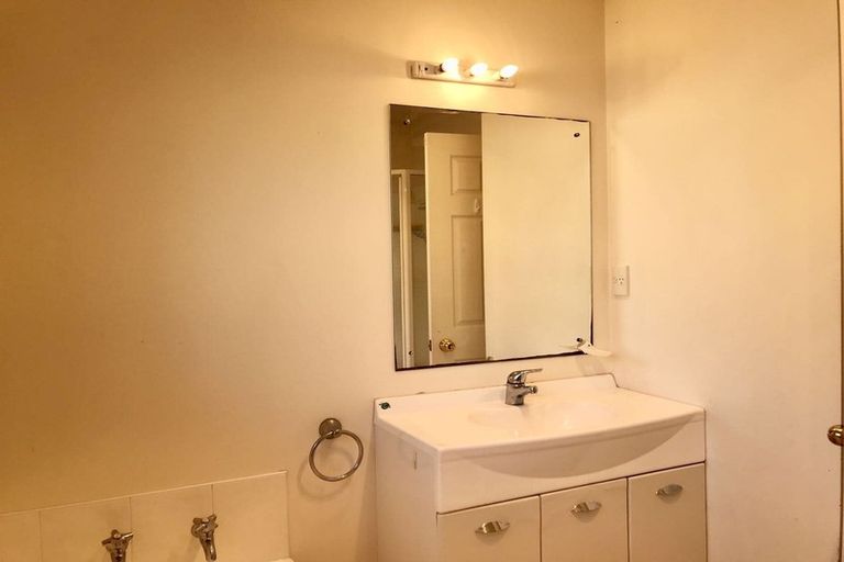 Photo of property in 15 Springside Place, New Lynn, Auckland, 0600