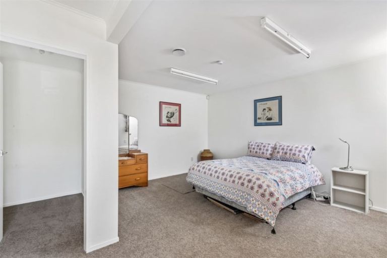 Photo of property in 6 Royston Way, Newlands, Wellington, 6037