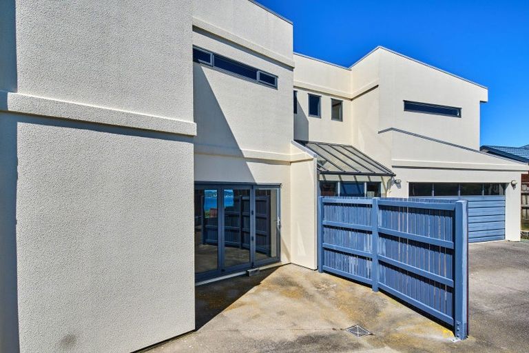 Photo of property in 8 Tamworth Crescent, Newlands, Wellington, 6037