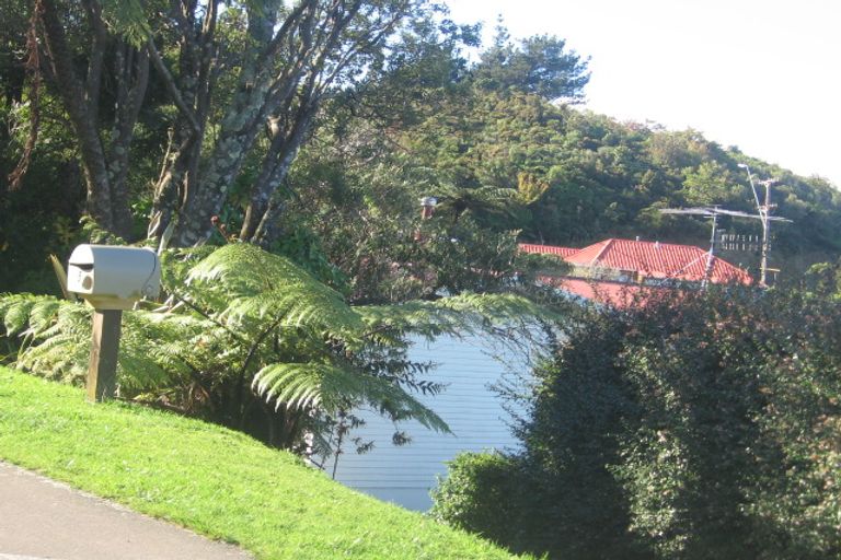 Photo of property in 5 Pokohiwi Road, Normandale, Lower Hutt, 5010