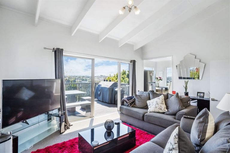 Photo of property in 2/307a Wairau Road, Totara Vale, Auckland, 0627