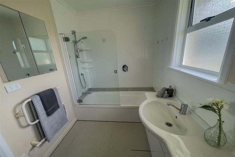 Photo of property in 4 Hollard Grove, Avalon, Lower Hutt, 5011