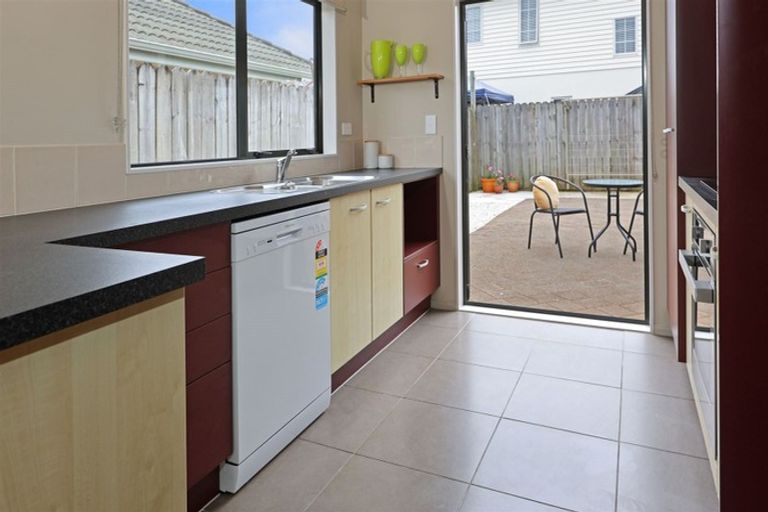 Photo of property in 12 Peachstone Lane, Henderson, Auckland, 0612