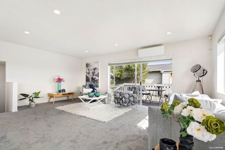 Photo of property in 2/190 Sunnynook Road, Totara Vale, Auckland, 0627
