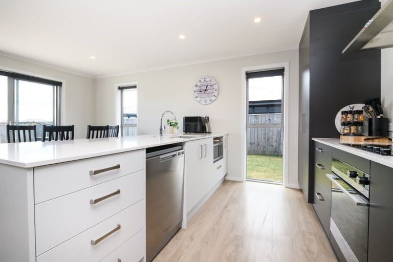 Photo of property in 20 Sardinia Grove, Fitzherbert, Palmerston North, 4410