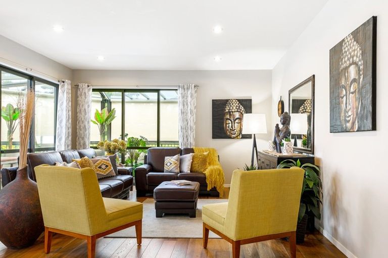 Photo of property in 16 Mural Place, Greenhithe, Auckland, 0632