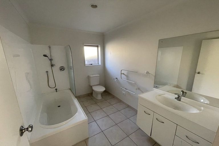 Photo of property in 35 Chesterfield Way, Orewa, 0931