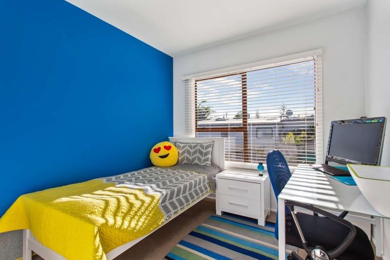 Photo of property in 2/33 Sea Vista Avenue, Beach Haven, Auckland, 0626