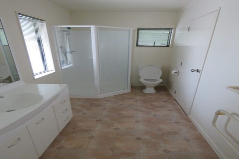 Photo of property in 6a Sunward Rise, Glenfield, Auckland, 0629