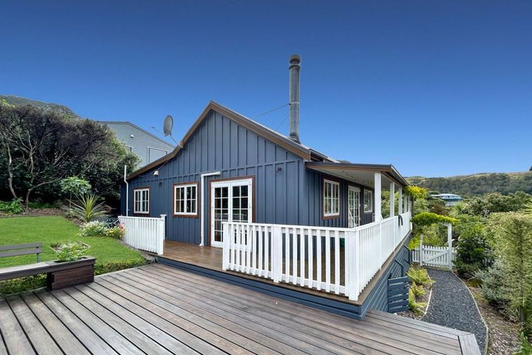 Photo of property in 33 Cornwall Road, Lyttelton, 8082