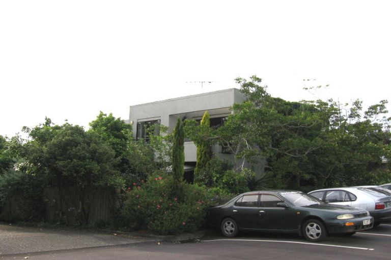 Photo of property in 8c Arotau Place, Grafton, Auckland, 1023