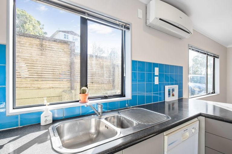 Photo of property in 29 Stewart Drive, Newlands, Wellington, 6037