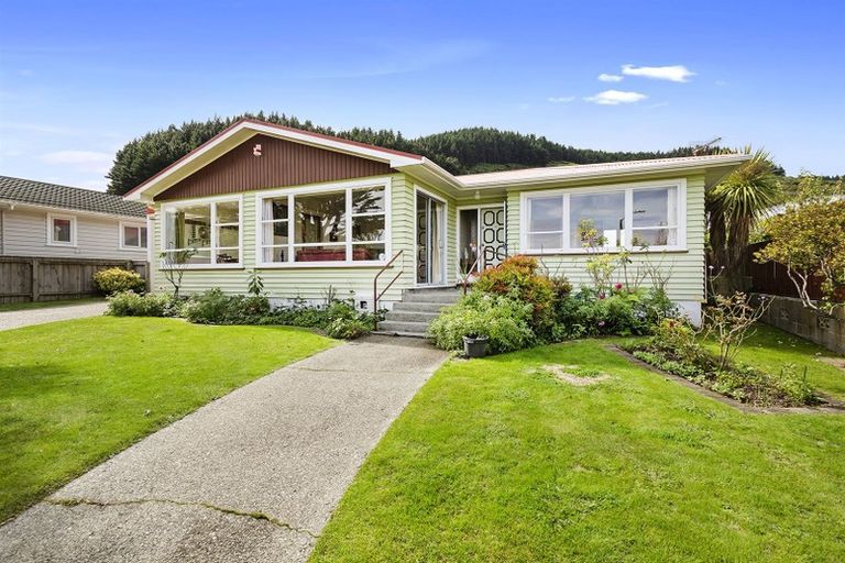 Photo of property in 10 Peckham Grove, Tawa, Wellington, 5028