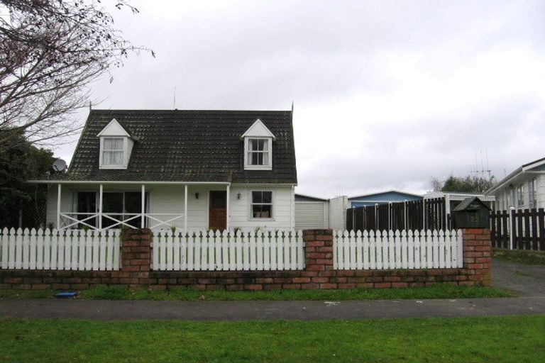 Photo of property in 22 Lyndale Place, Kelvin Grove, Palmerston North, 4414