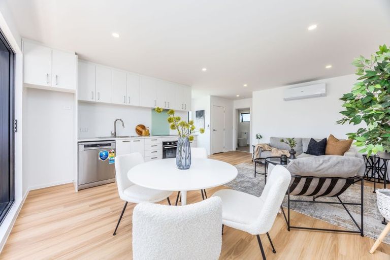 Photo of property in 52d Lauderdale Road, Birkdale, Auckland, 0626